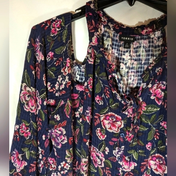 Torrid Crinkle Gauze Cold Shoulder Tie-Front Top Blue With Floral Print Size 2 - Picture 6 of 12
